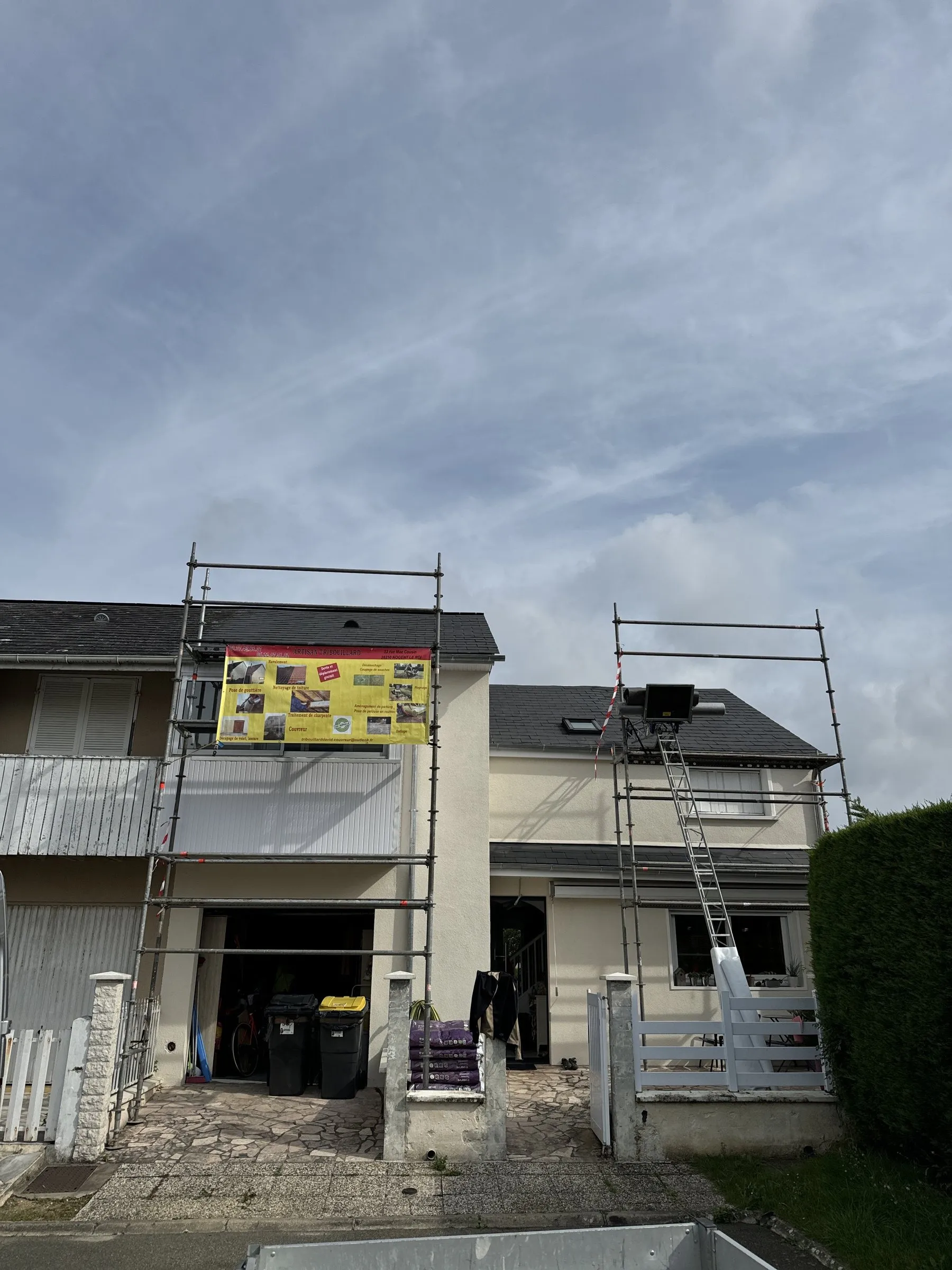 Échafaudages devant deux maisons mitoyennes