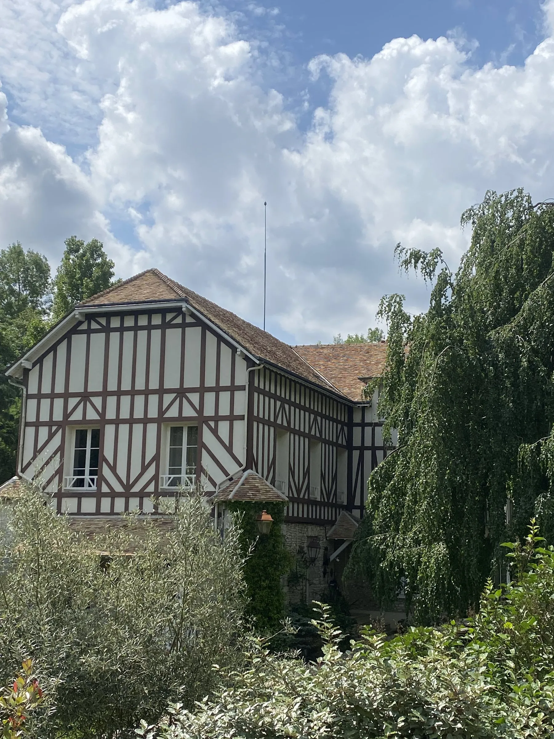 Maison à colombages et toiture en petites tuiles plates, chantier de David Tribouillard