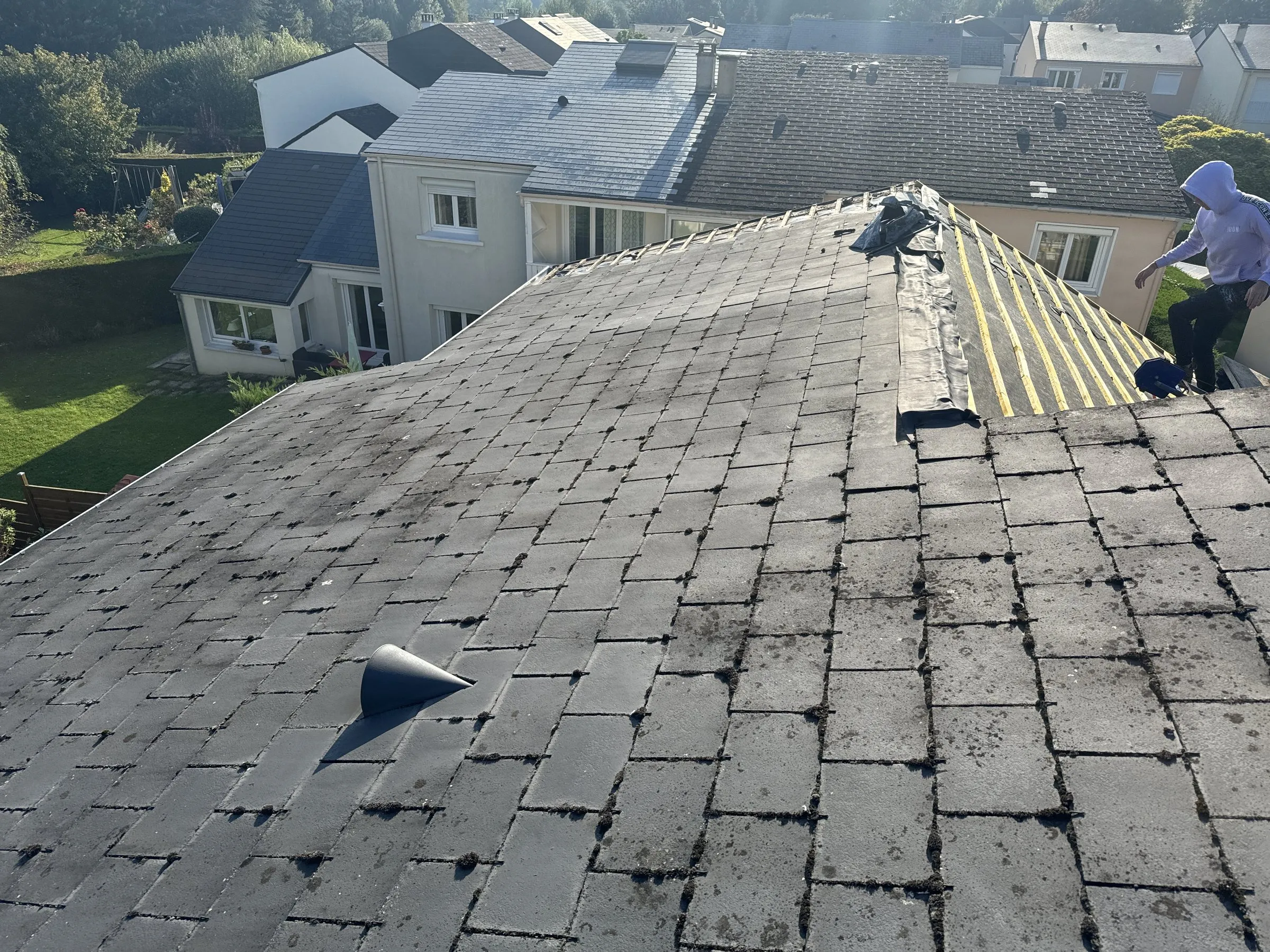 Dépose des anciennes ardoises sur un toit de pavillon