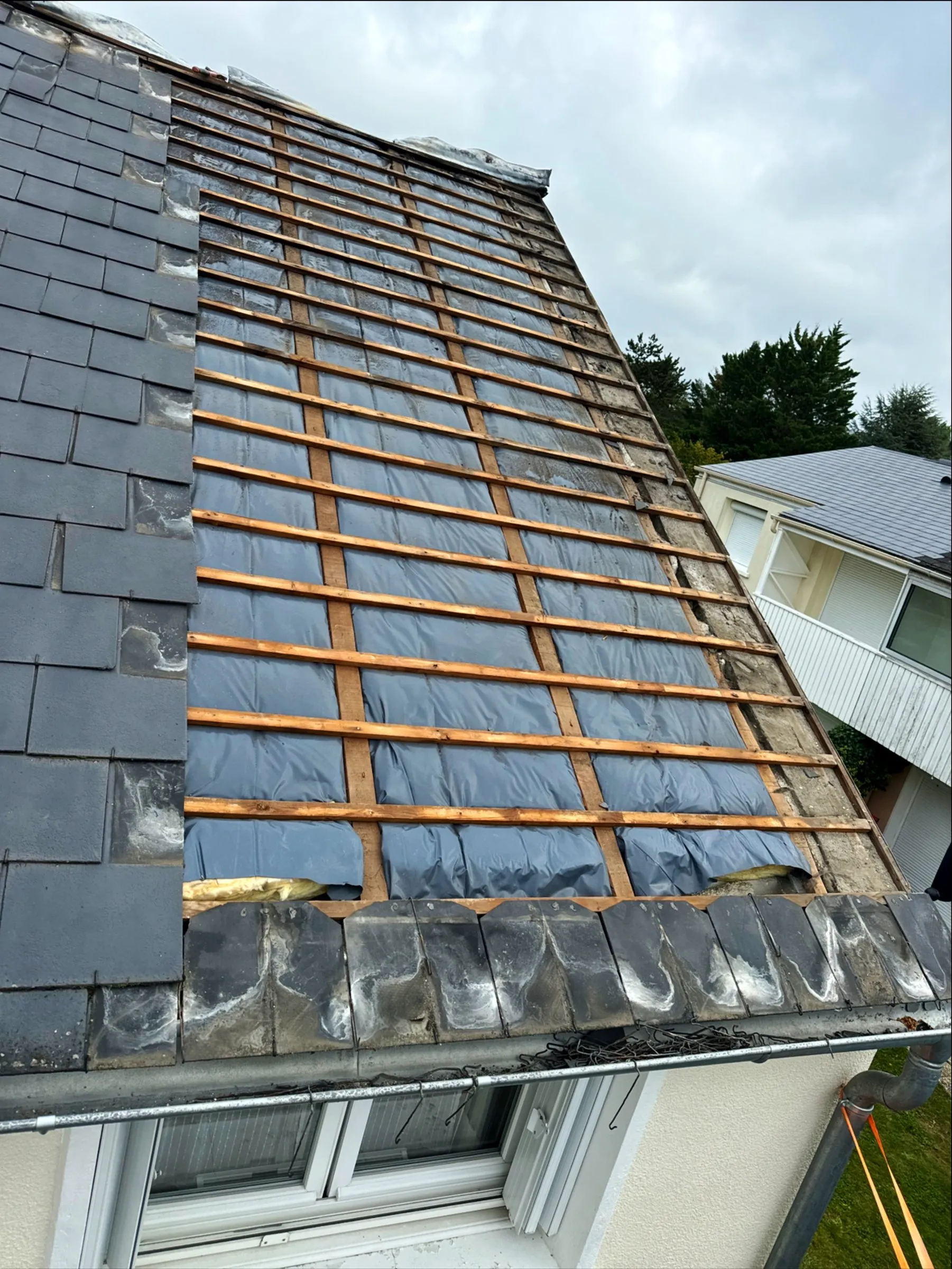 Toiture en ardoise en cours de remplacement par David Tribouillard